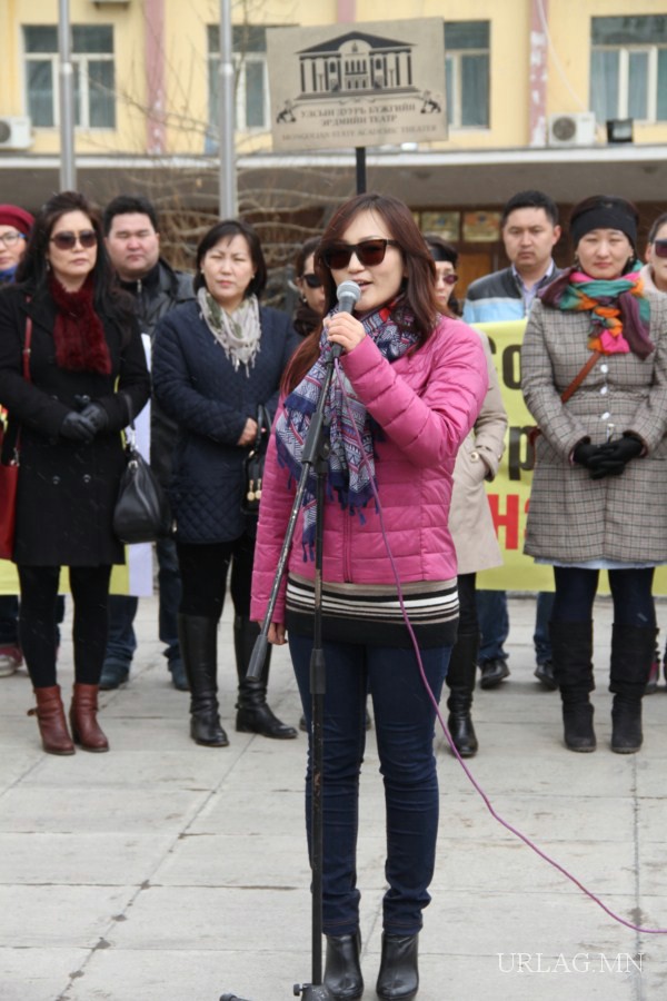 Ө.Уянга: 2000 долларын цалинтай дуучдад 200 долларын цалин авдаг гэж хэлэхээсээ ичдэг